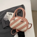 Dettaglio borsa a mano in pelle rosa e bianca con finiture argentate e doppi manici - Rosa