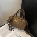 Sac oreiller marron vintage avec plaque dorée et charme de chat sur fond noir artistique - Avec Pendentif / Kaki