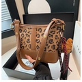 Sac seau en simili cuir marron avec empiècement léopard et porte-clés ours - Avec Pendentif / Imprimé Léopard Brun Avec Pendentif