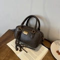 Sac Boston en cuir marron foncé avec détails dorés et pendentif chat noir - Avec Pendentif / Marron