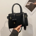 Klassische schwarze Umhängetasche aus Leder mit goldener Prägung und Trageriemen - Schwarz