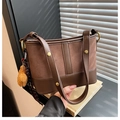 Sac seau rétro marron foncé en cuir mixte avec détails dorés et pendentif ours - Avec Pendentif / Café avec Pendentif
