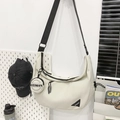 Borsa a mezzaluna bianca in nylon impermeabile con piccolo borsellino coordinato - Bianco