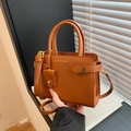 Karamellbraune Leder-Umhängetasche mit Doppelgriffen und passender kleiner Münztasche - Braun