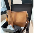 Sac seau marron style léopard avec cuir patchwork et un charmant pompon poilu - Avec Pendentif / Marron avec pendentif