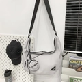 Borsa a tracolla grigio chiaro a mezza luna con tracolla regolabile e mini borsellino - Grigio