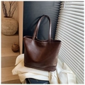 Borsa tote vintage in pelle PU marrone con grande capacità e trama fine su un blazer - Marrone