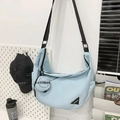 Borsa a tracolla in nylon azzurro a forma di mezzaluna con tracolla e mini pochette - Blu