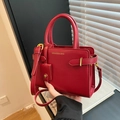 Klassische rote Maillard-Tasche mit Henkel, goldenem Logo und kleinem Taschenanhänger - Rot