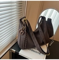 Detailansicht der dunkelbraunen Hobo-Tasche mit matter Ledertextur und gewebtem Quasten - Braun