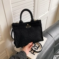 Sac cabas noir en polaire teddy avec anses en cuir et détails dorés élégants - Noir