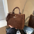 Sac fourre-tout marron en polaire avec anses en cuir et clous métalliques en situation - Marron