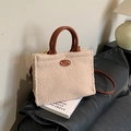 Sac fourre-tout en peluche beige avec anses en cuir marron et une longue bandoulière - Kaki
