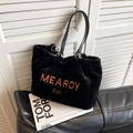 Sac cabas noir en fausse fourrure avec broderie MEAROY orange et anses en cuir - Noir