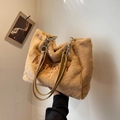 Sac cabas en peluche camel avec broderie NEAROY et bandoulière en chaîne métallique - Khaki