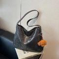 Grande borsa tote grigio scuro in pelle PU vintage con un simpatico ciondolo a cane - Nero