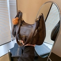 Sac hobo marron foncé rétro avec poche à boucle métallique et pendentif ours en peluche - Café avec Pendentif