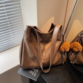 Borsa tote in ecopelle marrone scuro con ciondolo a forma di cucciolo di peluche riccio - Cachi