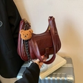 Sac bandoulière rétro bordeaux foncé avec texture litchi et un joli pendentif ours - Rouge Vin Avec Pendentif