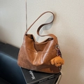 Grande borsa tote marrone in ecopelle dal design morbido con ciondolo a forma di orsetto - Marrone