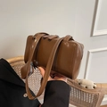 Borsa sottobraccio minimalista in pelle PU marrone lucida con dettagli argentati - Marrone