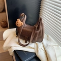 Sac bandoulière demi-lune marron foncé vintage avec boucle rétro et breloque ours - Marron avec pendentif