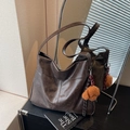 Grande borsa tote vintage in ecopelle marrone scuro con ciondolo a forma di barboncino - caffè