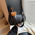 Sac hobo noir chic avec détails dorés et un adorable pendentif ours en peluche marron - Noir avec pendentif