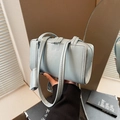 Borsa sottobraccio azzurra minimalista in ecopelle con sottili doppie tracolle - Blu
