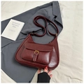 Sac bandoulière rétro en cuir bordeaux avec boucle en laiton sur une veste - Rouge Vin Sans Pendentif
