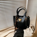 Borsa a secchiello vintage nera lucida con logo in metallo e tracolla intrecciata - Nero con ciondolo