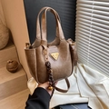 Borsa a secchiello vintage in PU marrone con ciondolo in corda e logo triangolare - Marrone con ciondolo