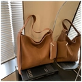 Dettaglio della grande borsa tote in ecopelle marrone con portamonete coordinato - Marrone