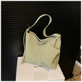 Dettaglio della borsa tote verde chiaro con portamonete e trama scamosciata premium - Verde