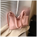 Dettaglio della borsa tote rosa vintage con portamonete abbinato e ampia tracolla - Rosa