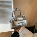 Bolso Boston plateado con lazo y acabado metálico en tamaño pequeño y versátil - Plateado