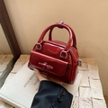 Bolso Boston rojo oscuro brillante con detalle de lazo y acabado en charol - Rojo