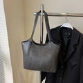 Vintage dark gray large capacity tote bag with adjustable straps and textured leather - No Pendant / Black