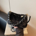 Borsa a bauletto nera in pelliccia sintetica con trama trapuntata e manico intrecciato - Nero