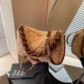 Borsa a spalla trapuntata in peluche beige con manico in pelle marrone e dettagli oro - Cachi
