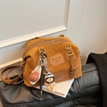 Bolso de mano de cuero mate marrón con colgante de oso y accesorio de baloncesto - Marrón con colgante