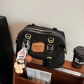Bolso Boston negro de lona con asas de cuero y colgante de oso en estilo de vida - Negro con colgante