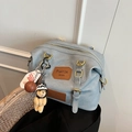 Mochila de mezclilla azul con ribete de cuero marrón y lindo llavero de oso peluche - Azul con Colgante