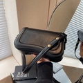 Elegante borsa sottobraccio in pelle nera opaca con rivetti dorati e tracolla sottile - Nero