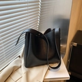 Borsa tote minimalista in ecopelle nera con tracolla larga in luce artistica - Nero