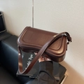 Borsa a spalla minimalista in pelle cioccolato fondente con fibbie in metallo oro - Marrone
