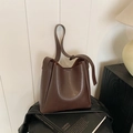 Borsa a secchiello minimalista in pelle testa di moro dal design retrò elegante - Marrone