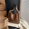 Borsa a secchiello minimalista in pelle marrone caffè con tracolla regolabile casual - Marrone