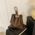 Borsa a secchiello vintage minimalista in pelle marrone scuro con tracolla larga - Sabbia