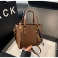 Borsa a mano marrone in finta pelle con ciondolo a abaco dorato in confezione regalo - Marrone con ciondolo